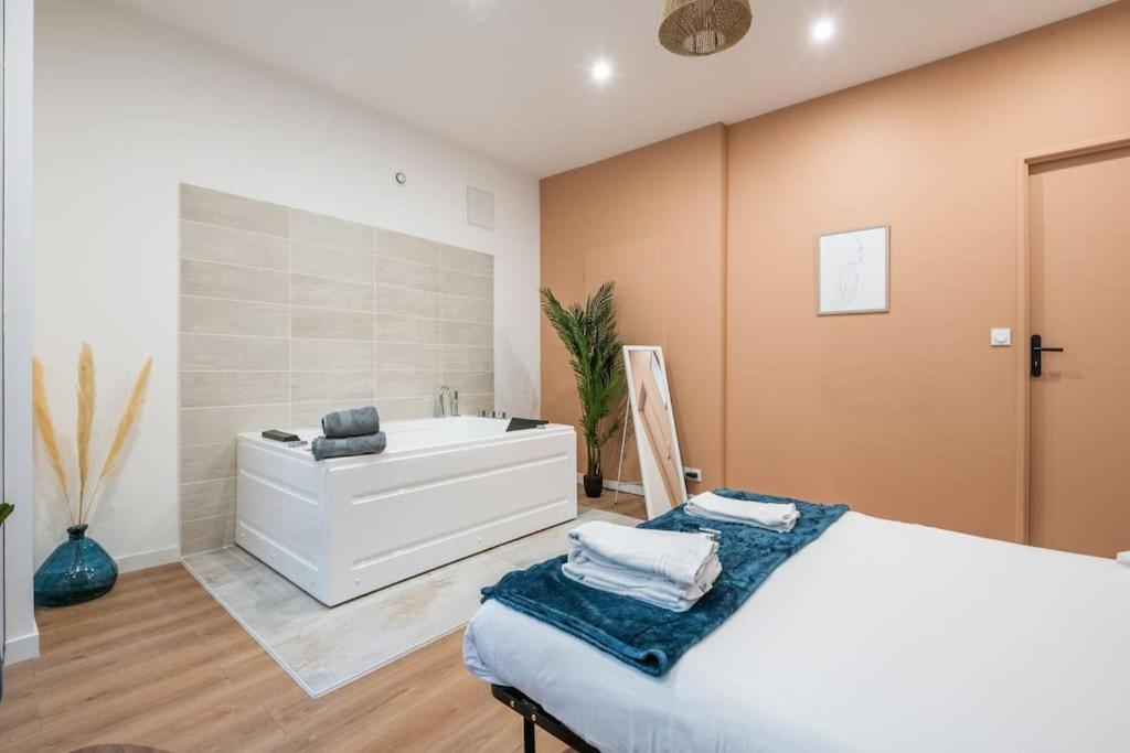 Charmant Cocon Avec Jacuzzi - Bordeaux Centre Zewnętrze zdjęcie