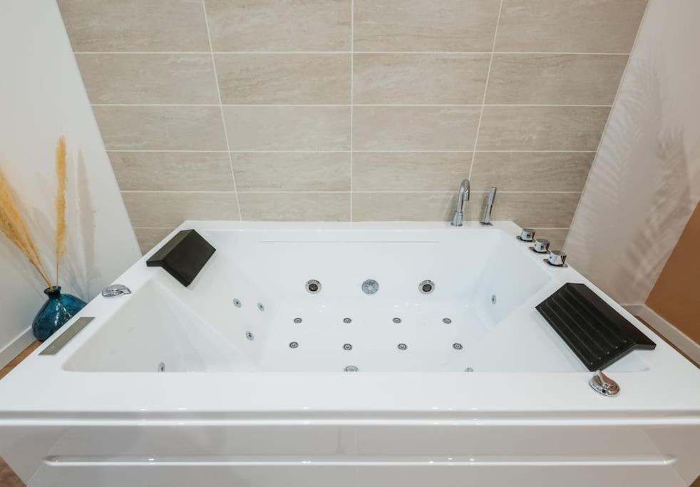 Charmant Cocon Avec Jacuzzi - Bordeaux Centre Zewnętrze zdjęcie
