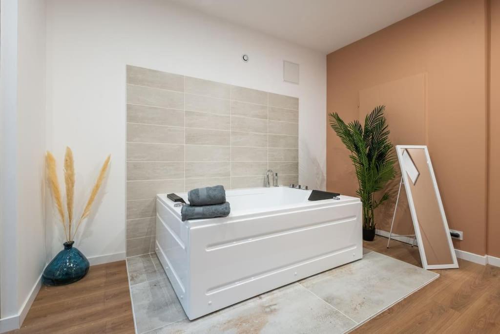 Charmant Cocon Avec Jacuzzi - Bordeaux Centre Zewnętrze zdjęcie